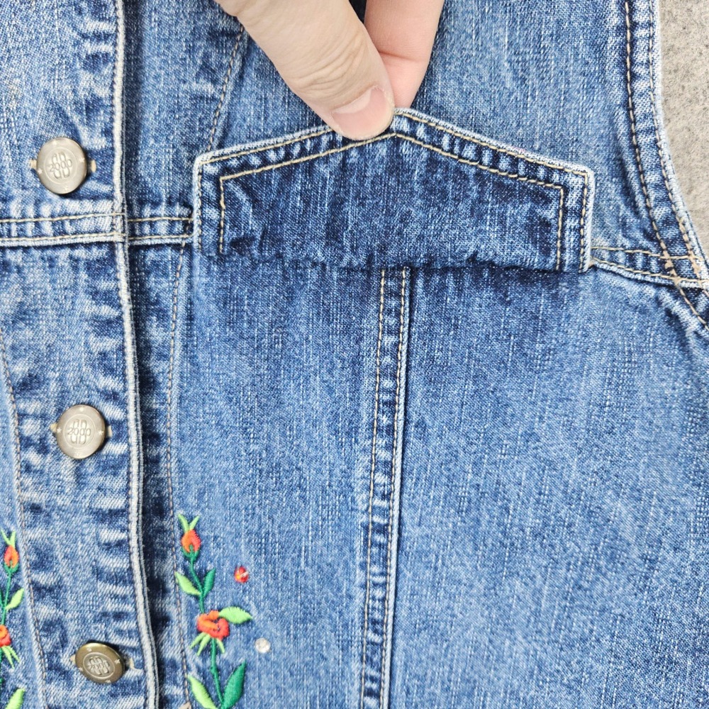 Bill Blass Denim Vest Women's Blue Medium Embroidered Floral Rose Rhinestone 90s - Picture 3 of 10